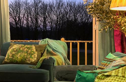 Gumley Otro | New Kingfisher Lodge, Brook Meadow - pet friendly -sleeps 4