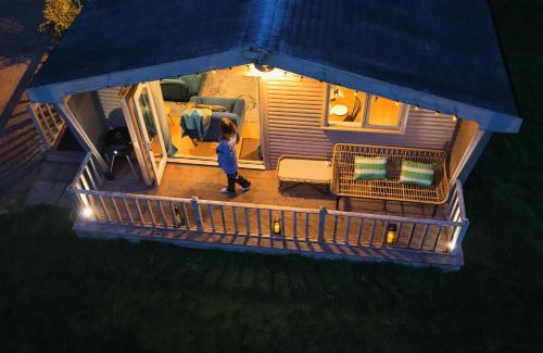Gumley Otro | New Kingfisher Lodge, Brook Meadow - pet friendly -sleeps 4