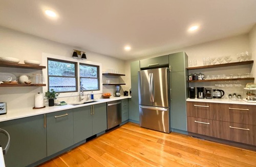 Burnsville Casa | New Kitchen+Relaxing Riverfront View+Hot Tub+Dog-Friendly