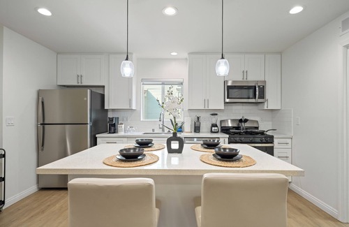 Vernon Casa | NEW! Koreatown+Universal Studios