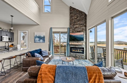 Sevierville Apartamento | NEW Lake View Indoor Pool Sleeps 14 Hot Tub