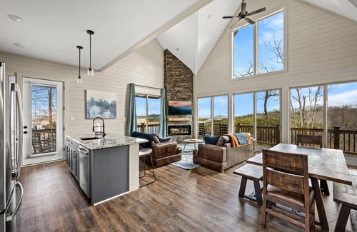 Sevierville Apartamento | NEW Lake View Indoor Pool Sleeps 14 Hot Tub