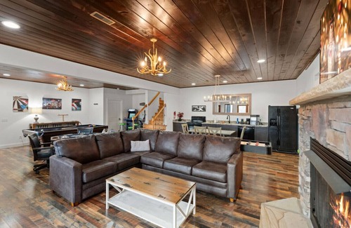 Sevierville Cabina | New! Lakefront Luxury! Fireplaces*Hot Tub*Privacy