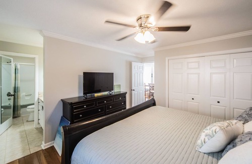 Benton Casa | NEW!! Lakefront views! Happy Hideaway
