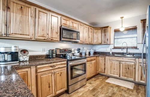 Dennis Cabaña | NEW Lakeside Retreat: Pool, Kayaks, & Fishing