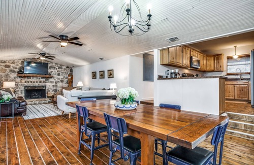 Dennis Cabaña | NEW Lakeside Retreat: Pool, Kayaks, & Fishing