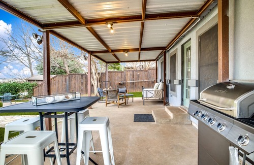 Dennis Cabaña | NEW Lakeside Retreat: Pool, Kayaks, & Fishing