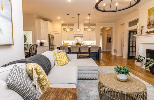Lantana Casa | NEW! Lantana Home Overlooking Golf Course & Pond!
