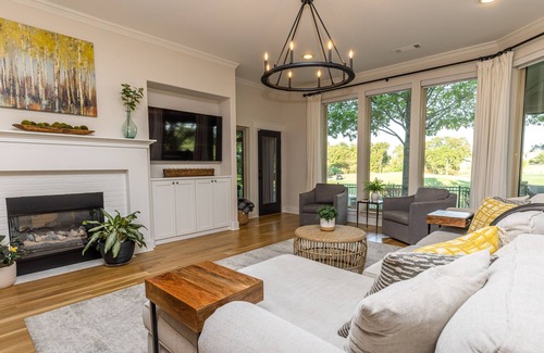 Lantana Casa | NEW! Lantana Home Overlooking Golf Course & Pond!