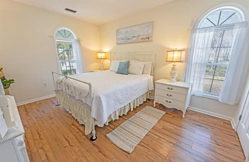 Vaught Apartamento | NEW! Large 2BR Savannah Shores PoolPickleball