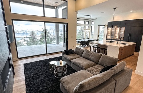 Central Okanagan Casa | New Large Luxury Home with Pool & Views