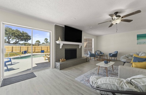 Myrtle Grove Casa | NEW! Large Modern 3B2B King bed Pool on-site, beach nearby 70"TV