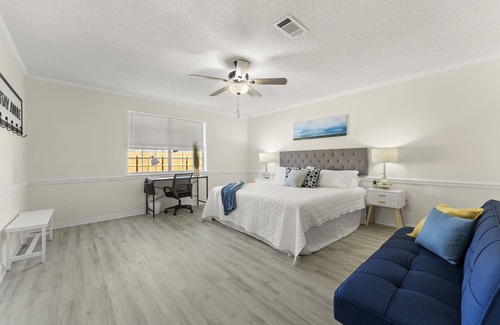 Myrtle Grove Casa | NEW! Large Modern 3B2B King bed Pool on-site, beach nearby 70"TV