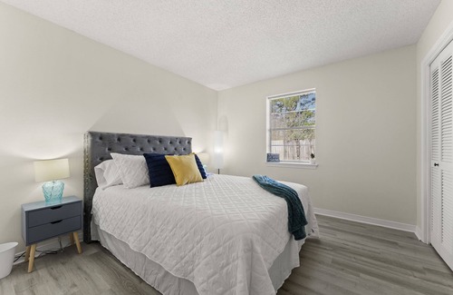 Myrtle Grove Casa | NEW! Large Modern 3B2B King bed Pool on-site, beach nearby 70"TV