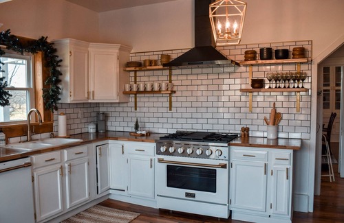 Boyds Creek Casa | New! Large Victorian home! Outdoor space for entertaining!
