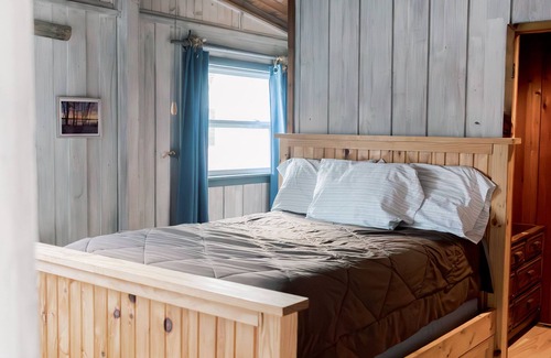 Elk Rapids Casa | New! Latitude Adjustment-lake front on Bass Lake-Pet friendly!