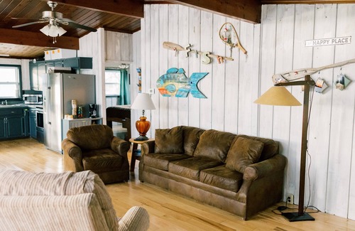 Elk Rapids Casa | New! Latitude Adjustment-lake front on Bass Lake-Pet friendly!
