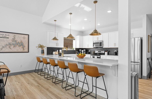 Kimberling City Cabina | New! LAZY RIVER & Pools, Lake View, Game Room, Theater Room, Hot Tub, Fire Pit