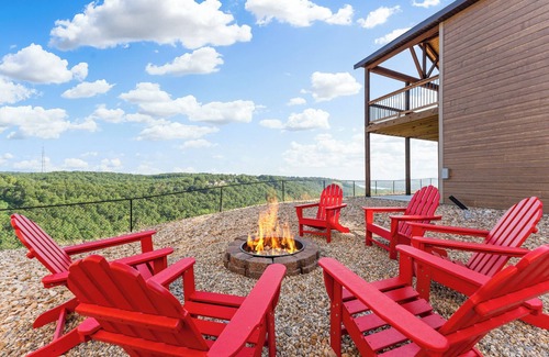 Kimberling City Cabina | New! LAZY RIVER & Pools, Lake View, Game Room, Theater Room, Hot Tub, Fire Pit