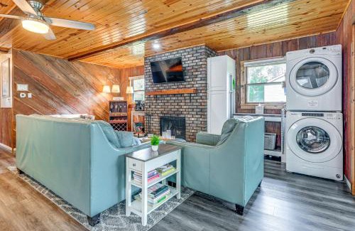 New Lisbon Casa | New Lisbon Home with Fire Pit and Ping-Pong!
