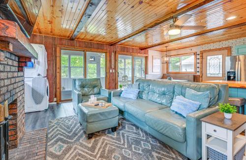 New Lisbon Casa | New Lisbon Home with Fire Pit and Ping-Pong!