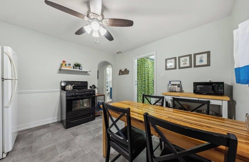 Port Clinton Cabaña | NEW Listing~2 min walk to PC Beach~Near Jet Ex