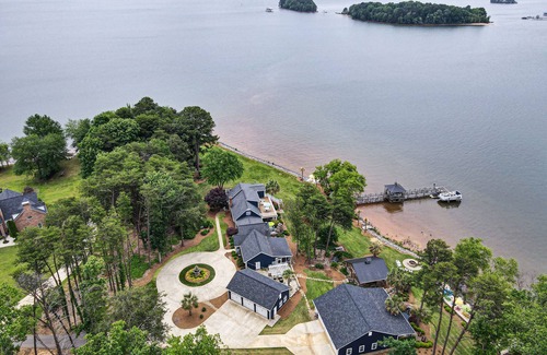 Mayhew Casa | NEW LISTING! 3 bedroom 2.5 bath 3K sq ft home on Lake Norman-hot tub-WATER VIEWS