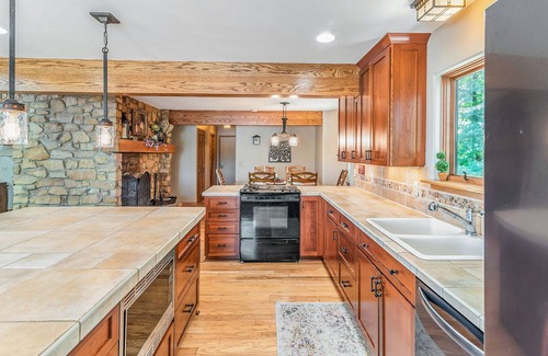 Drayton Plains Casa | New- listing! 6 BR wooded lakefront home.
