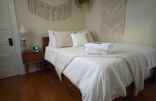 Rose City Park Cama Y Desayuno | NEW LISTING-Adorable Craftsman, great neighborhood