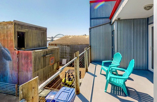 Historic Bayfront Apartamento | ¡NUEVO LISTADO! Estudio tipo lodge frente a la bahía con chimenea y balcón, cerca de la playa.