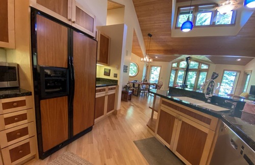 Dunes City Casa | *NEW LISTING* Beautiful Lake Front Home w/ Hot Tub. Close to Downtown Florence and Dunes