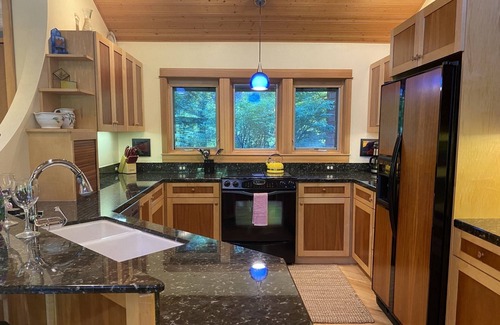 Dunes City Casa | *NEW LISTING* Beautiful Lake Front Home w/ Hot Tub. Close to Downtown Florence and Dunes