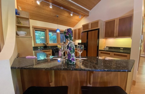Dunes City Casa | *NEW LISTING* Beautiful Lake Front Home w/ Hot Tub. Close to Downtown Florence and Dunes