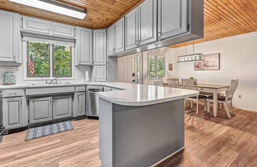 Beaver Shores Casa | NEW LISTING! Beaver Lake Hillside Hideaway by RedAwning