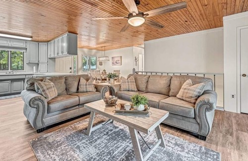 Beaver Shores Casa | NEW LISTING! Beaver Lake Hillside Hideaway by RedAwning