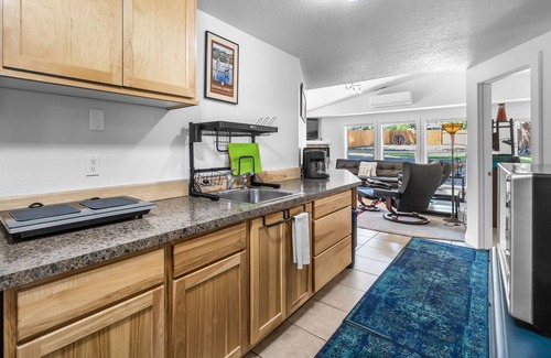 Southeast Bend Casa | New Listing! Bend Home ~ Hot Tub ~ Dog Friendly
