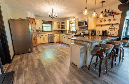 Dahlonega Casa | New Listing!! Boho Mountain Getaway - River Views/ Hot Tub