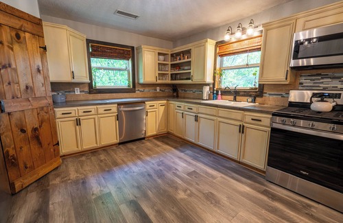 Dahlonega Casa | New Listing!! Boho Mountain Getaway - River Views/ Hot Tub