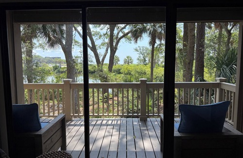 West Beach Cabaña | New Listing Charming cottage on lagoon with distant beach view-near Cougar Point