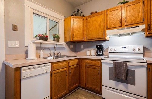 New Albany Casa | NEW LISTING! Charming 2BR Hot Tub Getaway
