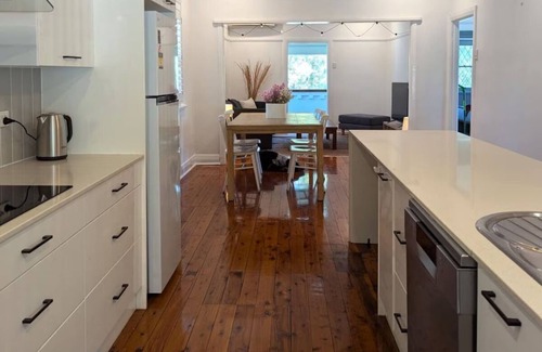 Kotara Casa | NEW listing - Charming 2-bedroom house with WiFi and AC in Kotara
