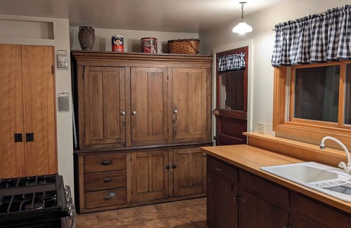 Little Lake Cabaña | New Listing, Charming 2-bedroom cottage in Seney, White Birch Cottage