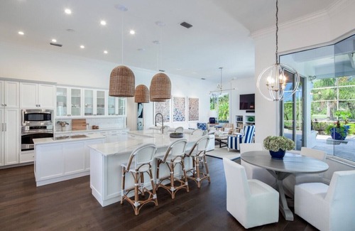 Central Naples Casa | ¡Nuevo listado! Naples 4 cama w / Coastal Vibe Decor, tenis, golf, piscina privada