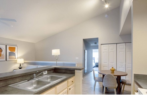 Palm Harbor Apartamento | NEW LISTING! Contemporary large 3BR, in unit Washer/Dryer, FREE parking with all amenities! by RedAwning