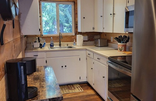 Westwood Casa | New Listing - Cozy Lakefront Retreat - 3 bed, 1 bath, bonus room with queen bed