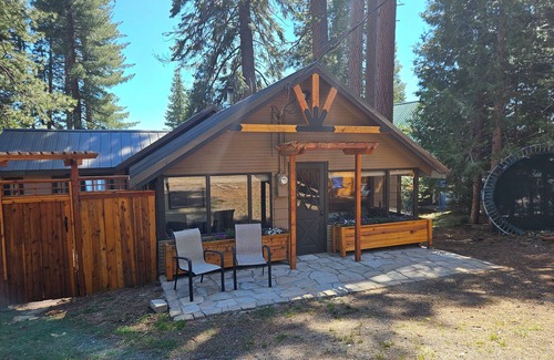 Westwood Casa | New Listing - Cozy Lakefront Retreat - 3 bed, 1 bath, bonus room with queen bed