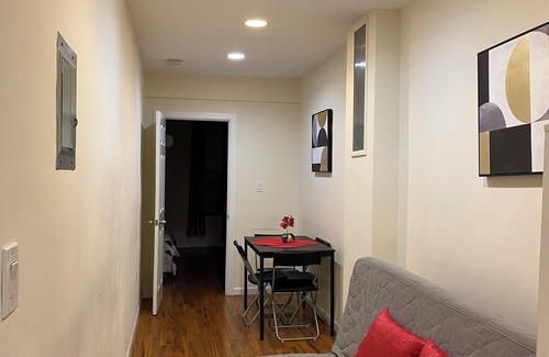 Midtown West Apartamento | NEW LISTING Cozy 1-bedroom apartment in welcoming New York with WiFi, AC,heating