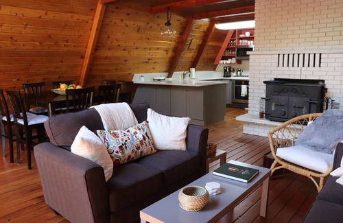 Eden Cabina | ¡Nuevo listado! Acogedora escapada de montaña. Bellamente Remodeled Cabin Sleeps 8.