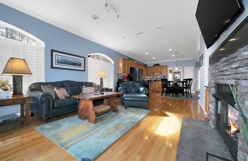Lake Toxaway Condominio | NEW LISTING Delightful 3-bedroom condo in Lake Toxaway with stunning views