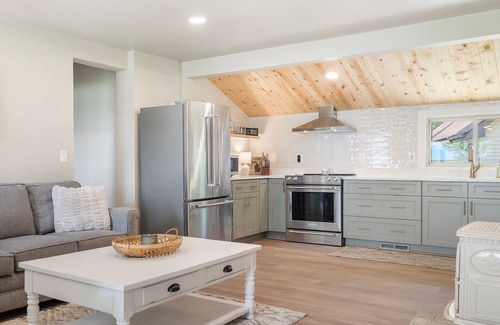 Levering Casa | New Listing!-Douglas Lakefront Home-Hot Tub-GameRoom-FirePit-Dog-friendly!
